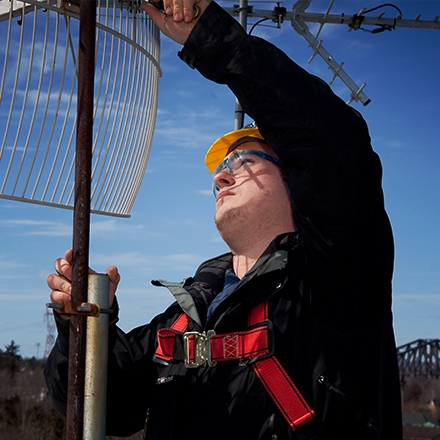 Installateur et réparateur d'équipements de télécommunication