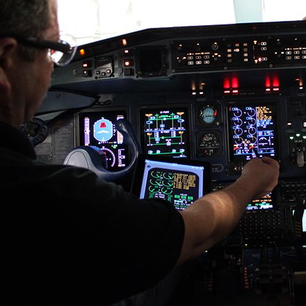 Technicien en avionique et contrôle d'instruments d'aéronefs